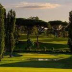 “The Rome GolfClub “probabilmente già esisteva prima del 1903. I soci, in prevalenza diplomatici inglesi ed americani appassionati golfisti, si adattavano a giocare sui prati delle ville romane: Villa Doria Pamphili, Villa Borgese, oltre ad un percorso fuori Porta San Giovanni. Nel gennaio 1903, come riporta il primo verbale disponibile, l’assemblea dei soci diede incarico a Mr. Arthur Flach nominato Hon. Capitain di cercare dei “links” idonei ad avere un percorso adeguato alle loro esigenze. L’assemblea straordinaria del 28 novembre  1903, dopo aver valutato alcune alterative, ratifica la scelta proposta da Mr. Flach, i links” sono L’acqua Santa , sui terreni di proprietà dei Principi Torlonia 
 Fino al 1929 i verbali delle veloci riunioni organizzative sono scritti in inglese. I giocatori e i frequentatori si riunivano all’Ambasciata Britannica o al Consolato degli Stati Uniti per le assemblee sulla gestione del circolo. Il Captain, una specie di direttore (nel linguaggio di oggi) e il presidente (sempre un italiano, per convenzione e per cortesia verso il paese), venivano nominati in quelle assemblee. E cominciava una lunga e proficua interazione con l’area circostante. Ai primi del ‘900 erano ancora zone considerate fuori dalla città, neppure borgate, come si sarebbe detto negli anni 50, ma piccoli centri agricoli, come Quarto Miglio, Santa Maria delle Mole, Ciampino, la zona della Capannelle. Nessuna descrizione disponibile. E proprio tra Capannelle e Acquasanta stava nascendo un distretto sportivo basato sulle due maggiori passioni degli inglesi: il golf e gli sport equestri. Ancora oggi, guardando dai finestrini di un aereo che atterra a Ciampino, si vede come quelle due passioni sportive hanno preservato una vasta area di agro romano, fuori dalla quale l’attacco di costruzioni sregolate ha messo in scacco persino la bellezza dell’Appia Antica. Il circolo intanto comincia a strutturarsi. Nel 1913, con l’aumento dei giocatori, si arriva a completare il percorso da 18 buche, con partenza sull’attuale tee della 10.L’attività riprende e comincia a trovare vigore dopo la prima guerra mondiale. Ci vogliono 5 anni dalla fine delle ostilità per arrivare a rimuovere il bando che impediva a giocatori di paesi nemici in guerra di frequentare il campo. Nel 1931 il circolo si è affermato nella società romana. Ha una buona situazione di bilancio e la possibilità di realizzare continue migliorie nel campo, soprattutto con la piantumazione di nuovi alberi. Le foto dell’epoca mostrano ancora un terreno ben più brullo e meno alberato di quello attuale. Come succedeva, peraltro, nell’intero agro romano. Nel 1935 la prima casina sociale costruita specificamente per il circolo, su impulso del presidente don Francesco Ruspoli. Poi altri lavori, la realizzazione di una piscina. Mentre restavano disponibili per i soci anche campi di tennis e croquet. Già prima della guerra cominciano a vedersi sul campo romano i primi campioni di livello internazionale. Ma i risultati sono limitati dalle tensioni internazionali e poi dallo scoppio della guerra.. Il racconto diretto dei protagonisti militari alleati vuole che il campo sia stato risparmiato durante i terribili bombardamenti che hanno colpito la zona sud-est di Roma, mentre anche l’aeroporto di Ciampino, vicino all’Acquasanta, era stato un possibile bersaglio militare. Con il dopoguerra il circolo, abbastanza integro nelle sue condizioni generali, riprende a vivere e diventa punto di riferimento sia per gli appassionati romani sia per la accresciuta comunità internazionale, particolarmente per inglesi e americani. Il campo avrà qualche cambiamento, mentre continua l’opera di piantumazione e rimboschimento. Il circolo assume il suo carattere sportivo e sociale. I campioni provenienti dall’Acquasanta riempiono i libri d’oro del golf italiano, sia tra i dilettanti sia tra i professionisti. Tra i dilettanti spiccano su tutti Franco Bevione e Isa Goldschmid, tra i professionisti Roberto Bernardini e Angelo Croce. Dinastie di maestri insegnano ai giocatori del circolo e vanno a cominciare l’avventura del golf in tanti altri campi italiani. Nel 1968 cominciano i lavori e nel 1971 si inaugura la nuova Club-house, attualmente utilizzata. Ancora negli 80 ci sono modifiche al percorso di un certo rilievo, mentre il circolo assume caratteristiche via via più adatte al golf moderno, senza perdere la sua identità storica. Roma Circolo Golf Acquasanta  Nel 1980 ospita per l'ultima volta nei tempi moderni l'Open d' Italia, con la vittoria del giovane giocatore di casa Massimo Manelli. Mentre  la coppa d'oro , poi diventa coppa citta di Roma continua a essere disputata ogni anno, come gara nazionale e  vede in campo, sempre nei giorni di Pasqua, i migliori dilettanti italiani. Il circolo passa nei primi anni 80 all'assetto proprietario e organizzativo tuttora esistente. Festeggia nel 2003 i suoi primi 100 anni. E riesce a rinnovarsi restando perfettamente attaccato alle sue meravigliose radici, terreno naturale, quell'acqua , paesaggio storico da cui eravamo partiti
Oggi  2023 festeggiano i 123 anni , con il nuovo presidente Manca Stefano.,